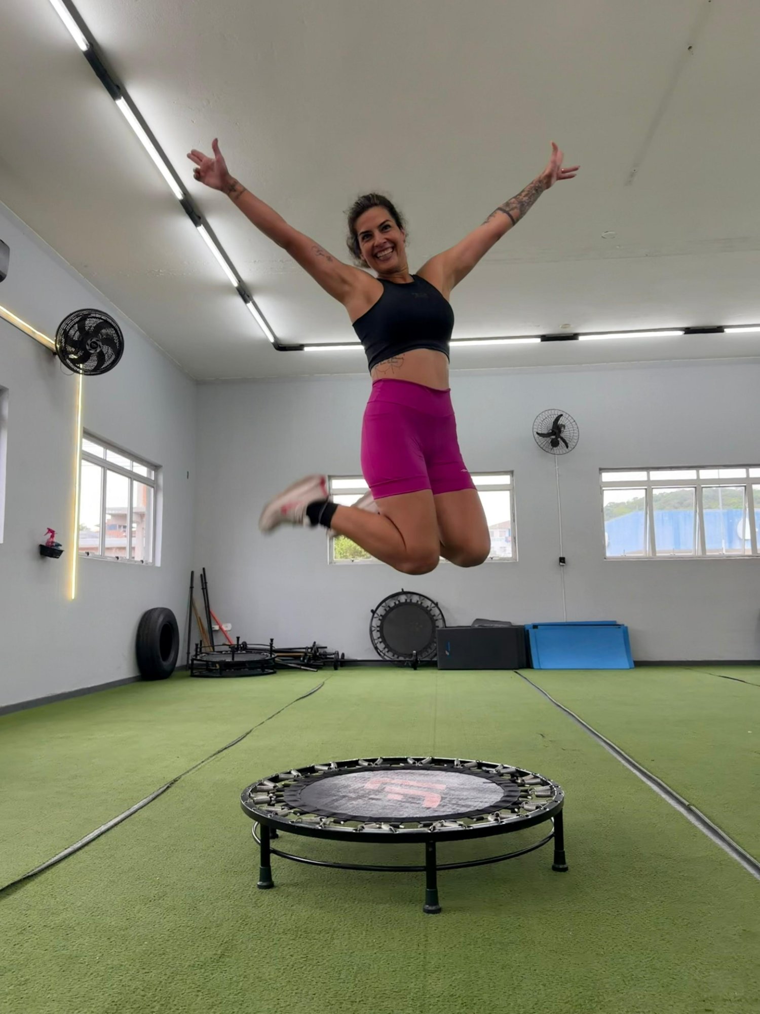 Pri pulando no trampolim